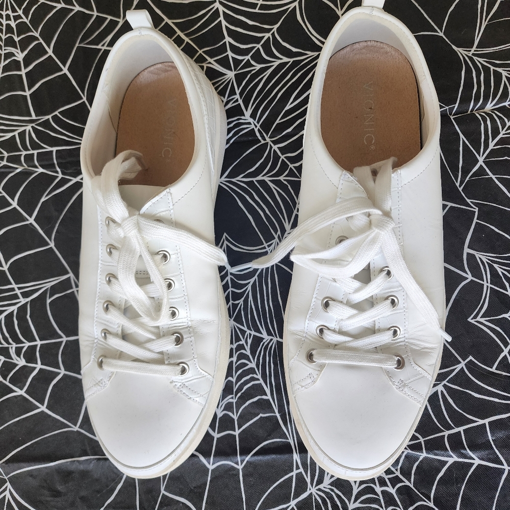 Vionic Winny White Low-Top Rubber Sneakers